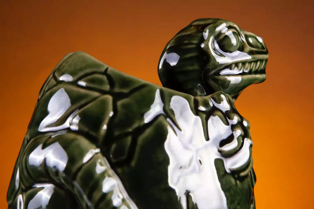 Mondo Jurassic Park – Baby Raptor Tiki Mug (Isla Nublar Variant) 11 Mondo Jurassic Park – Baby Raptor Tiki Mug (Isla Nublar Variant)